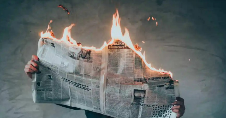 ANCHE QUANDO VIENE CHIUSA LA BOCCA, LA DOMANDA RESTA APERTA